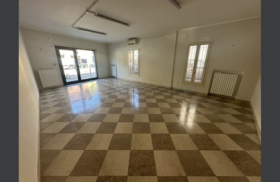 Vendita negozio Spirano - 75.000 € IMG_0067_tn