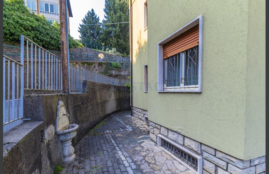 Vendita palazzina con box doppio da ristrutturare Lovere - 350.000 € _JCI5819_tn