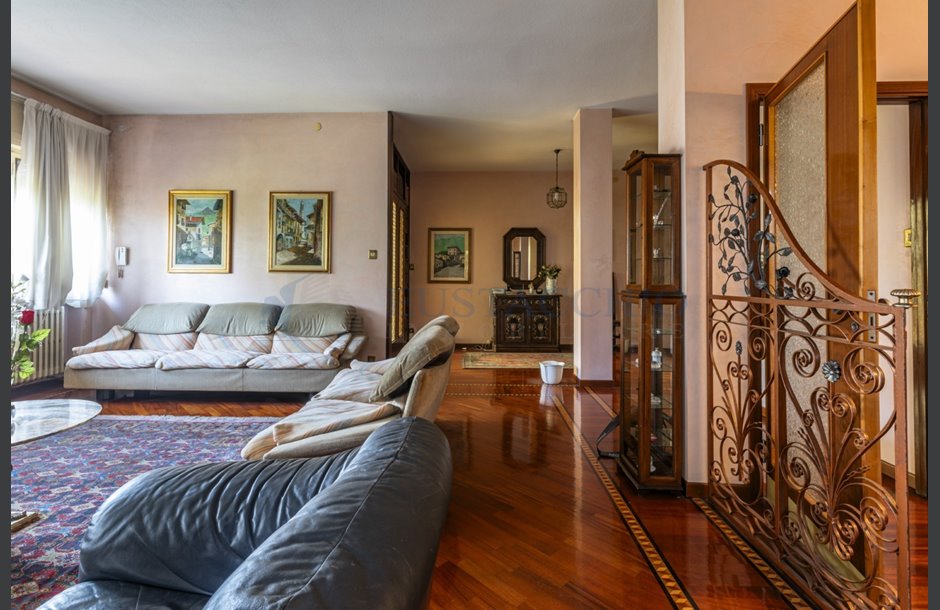 Vendita palazzina con box doppio da ristrutturare Lovere - 350.000 € _JCI5742_tn