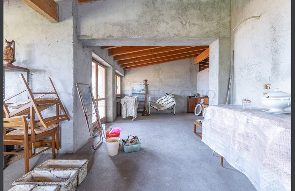 Vendita palazzina con box doppio da ristrutturare Lovere - 350.000 € _JCI5796_tn