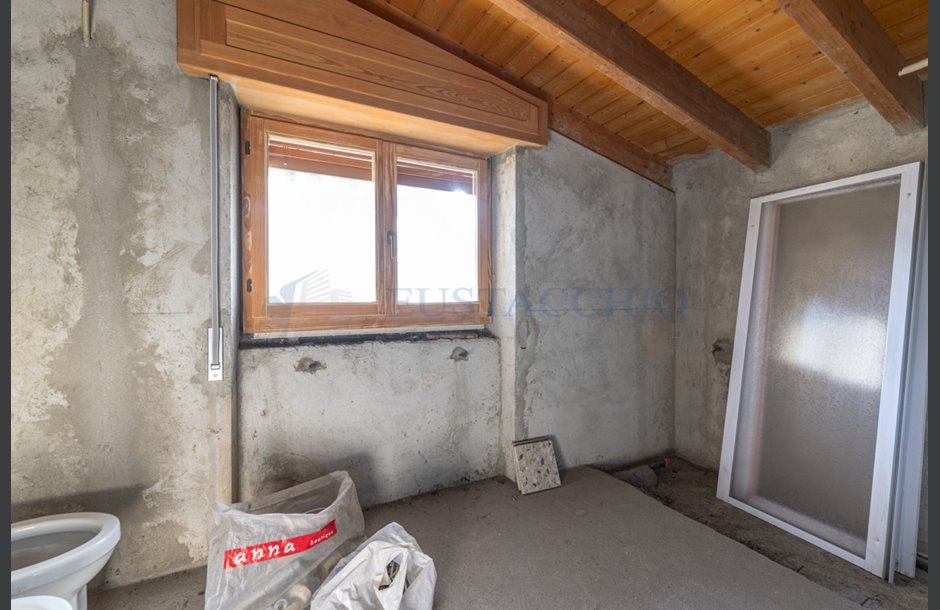 Vendita palazzina con box doppio da ristrutturare Lovere - 350.000 € _JCI5803_tn